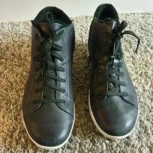 Woman’s fitflop lace up black leather ankle/boot sneaker. Size 10